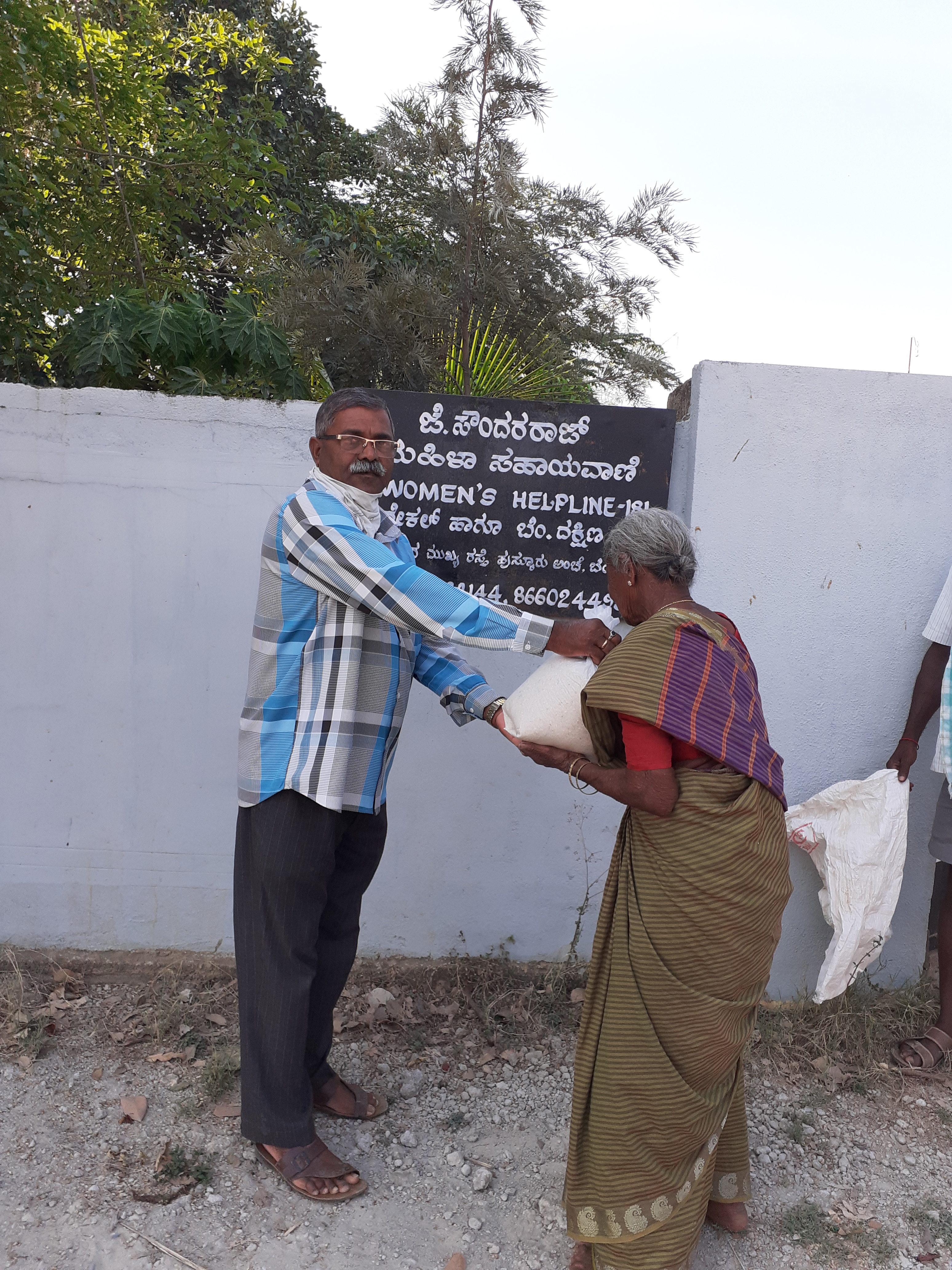 https://1ngo.sgp1.digitaloceanspaces.com/media/Emmanuel/DRY_RATION_DISTRIBUTION_25_FAMILIES_1.jpg