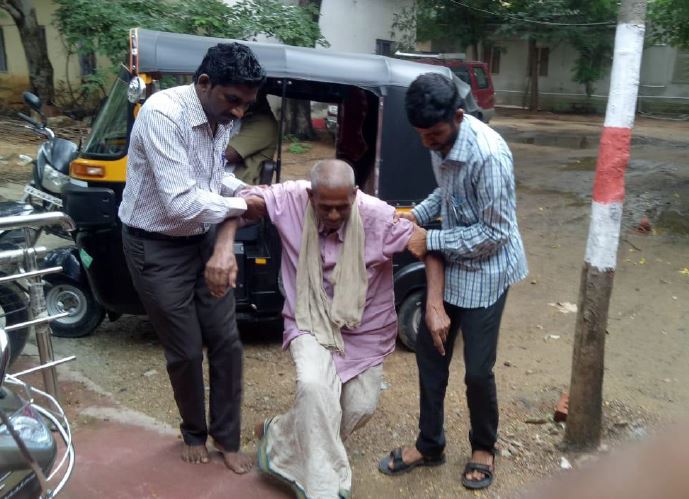 https://1ngo.sgp1.digitaloceanspaces.com/media/adhirakshana/1NGO-00269-Adhirakshana_Samaja_Seva_Samithi-Activities-Helping_the_old.JPG