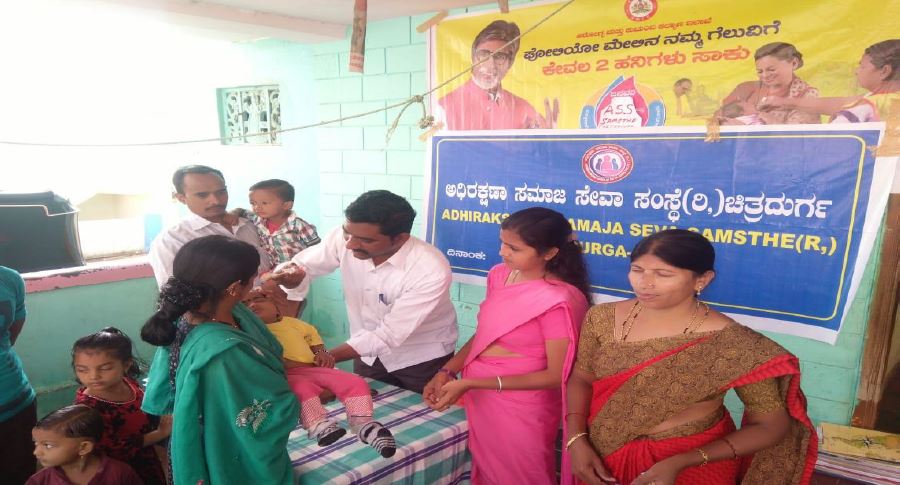 https://1ngo.sgp1.digitaloceanspaces.com/media/adhirakshana/1NGO-00269-Adhirakshana_Samaja_Seva_Samithi-Activities-Pulse_Polio.JPG