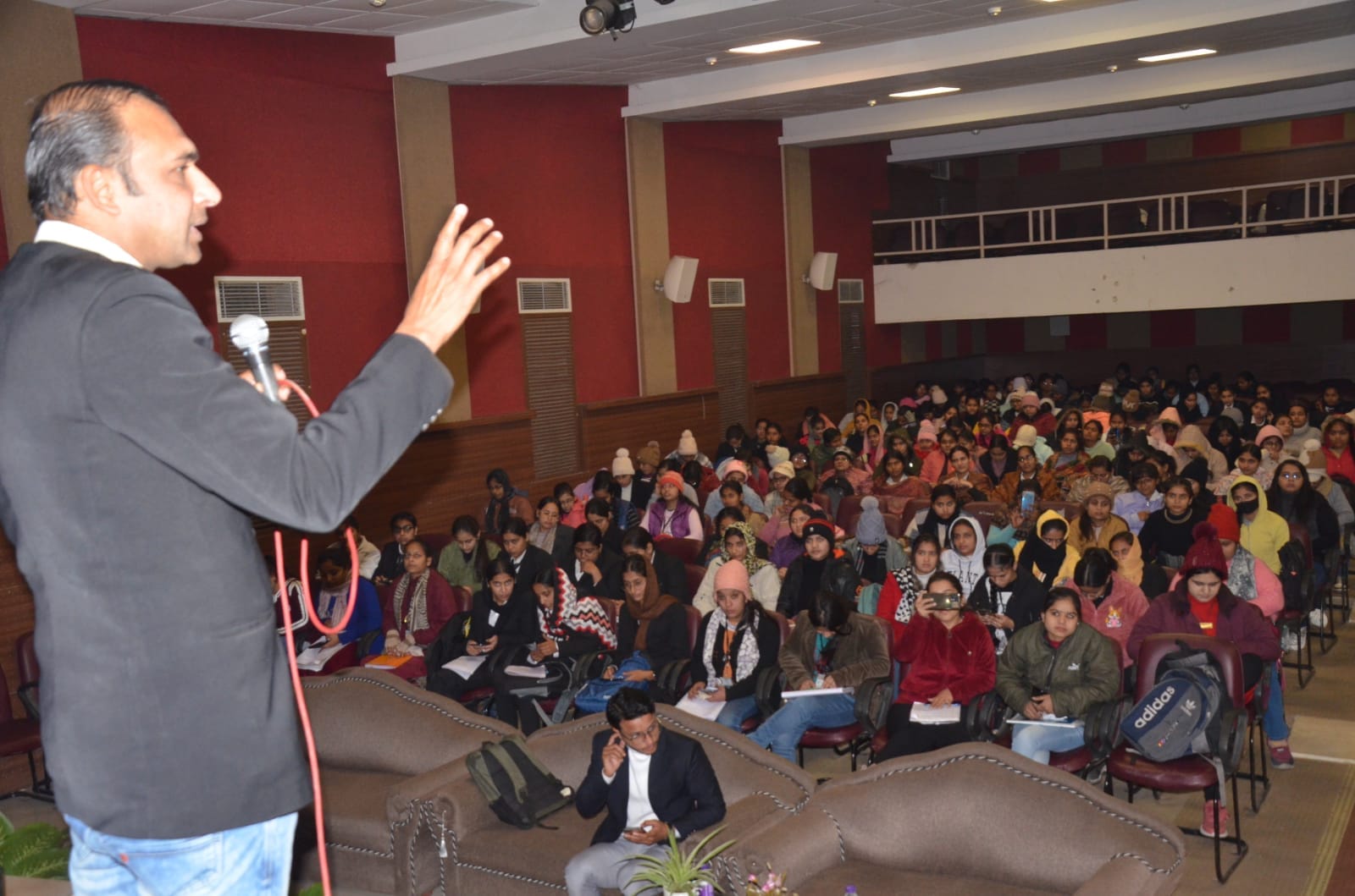 Ek Soch Nai Soch NGO और CSR Box की पार्टनरशिप प्रोग्राम के तहत DAV College of Girls में IBM Skills Build के सहयोग से जॉब रेडिनेस विषय पर जागरूकता कार्यक्रम का आयोजन हुआ 
