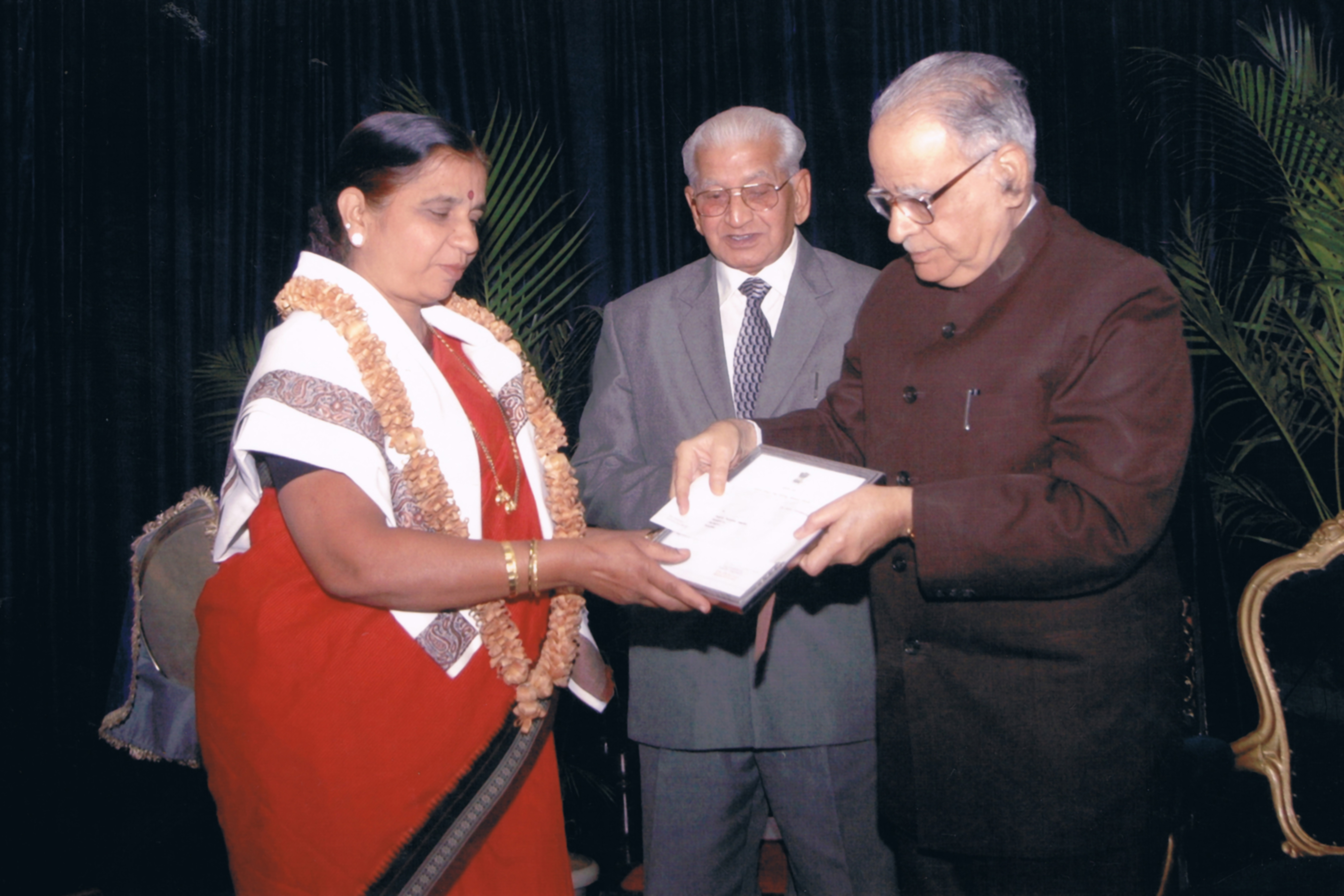https://1ngo.sgp1.digitaloceanspaces.com/media/womenswelfaresociety/IND-00003-WWSBELAGAVI-AWARDS-Governor_Award_in_2006_GOK.JPG.jpg