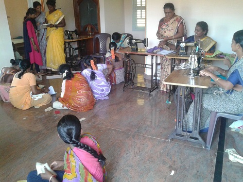 https://1ngo.sgp1.digitaloceanspaces.com/media/yashaswinimahilamandal/1NGO-0112-Yashaswini-tailoring.jpg